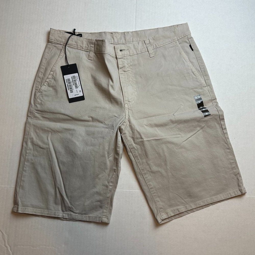 NWT Oakley Men's Chino Shorts Color Silver Cloud Size 32